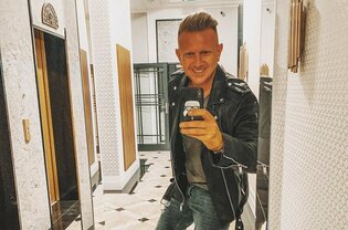 Gwiazdor disco polo pręży muskuły! Tylko spójrzcie na te mięśnie!