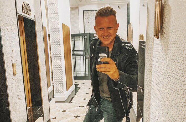 Gwiazdor disco polo pręży muskuły! Tylko spójrzcie na te mięśnie!