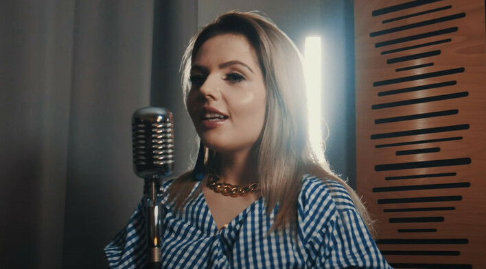 Uwielbiana wokalistka disco polo w wielki przeboju „Złote tarasy„! Posłuchajcie utwór Mr.Polska brzmi w wersji DISCO!