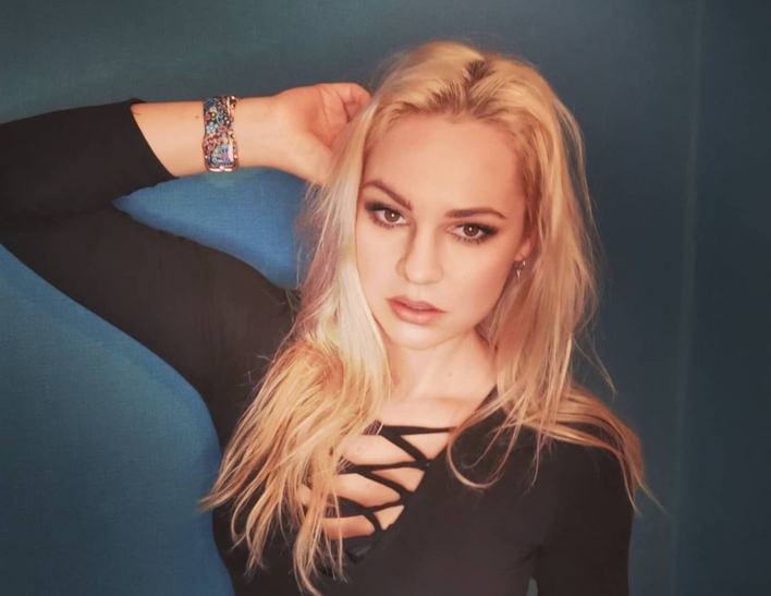 Gwiazda disco polo Sylwia Morcinek Weź nie Pytaj na wyciągnięcie ręki! Urocza gwiazda disco polo wystawiła na aukcję wyjątkową ofertę! 