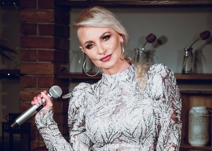 Wokalistka disco polo pręży się na plaży w skąpym bikini. Zrobiło się gorąco! 