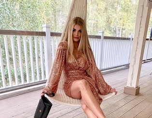 Gwiazda disco polo kusi czerwoną bielizną! Ma na sobie tylko majtki i stanik! 