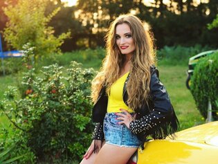 Popularna gwiazda disco polo w ciąży? Na zdjęciach pokazała odstający brzuszek!