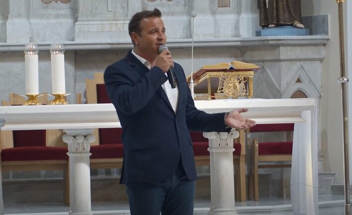 Gwiazda disco polo w poruszającym utworze - tego nikt się nie spodziewał! Radek Liszewski zaśpiewał w Ciechocińskiej Kolegiacie!