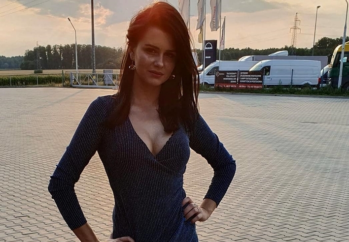 Gwiazda disco polo w samym staniku! Poezja wizualnej rozkoszy w jednym kadrze!