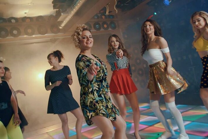Legenda disco polo w klipie młodej wokalistki.