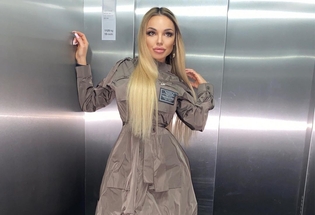 Wokalistka disco polo w zmysłowej sesji prosto z łóżka. Szlafrok zsunął się odrobinę za mocno!