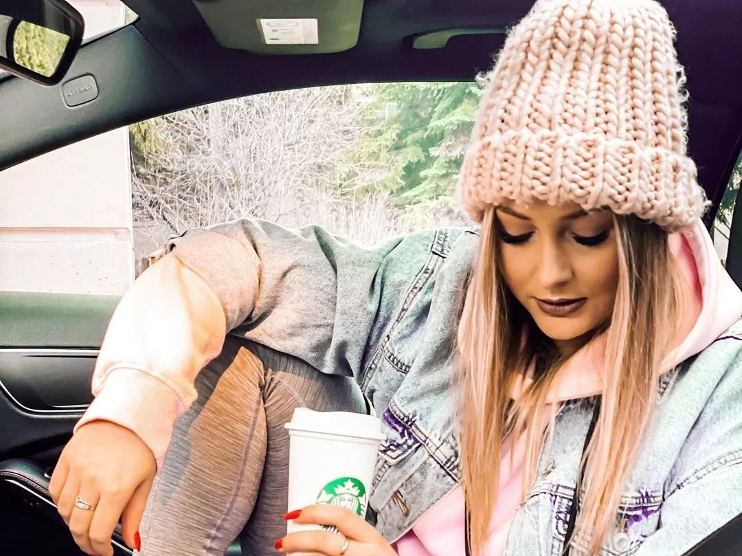 Wokalistka disco polo wskoczyła na maskę luksusowego auta! Fani w szoku! 