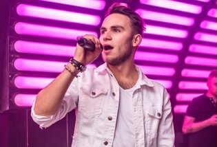 Popularny wokalista disco polo przyjął kuriera w samej bieliźnie!