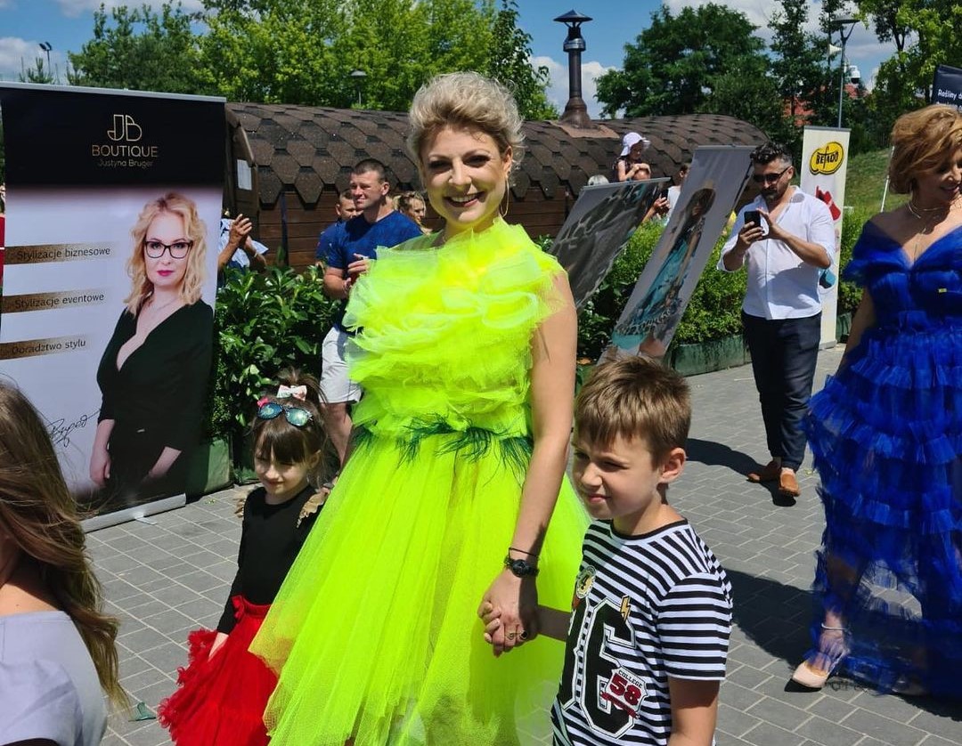 Magda Narożna (Piękni i Młodzi) wzięła udział w pokazie mody jako modelka! Gwiazda disco polo skradła show! 