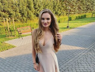 Gwiazda disco polo z dekoltem do pasa! Ten widok zwala z nóg! Wygląda olśniewająco! 