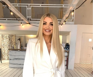 Gwiazda disco polo zachwyca! Czy ona ma na sobie TYLKO marynarkę?!