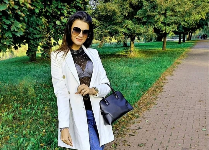 Śliczna gwiazda disco polo zwraca uwagę odkrytym biustem!  Zrobiło się naprawdę bardzo gorąco!