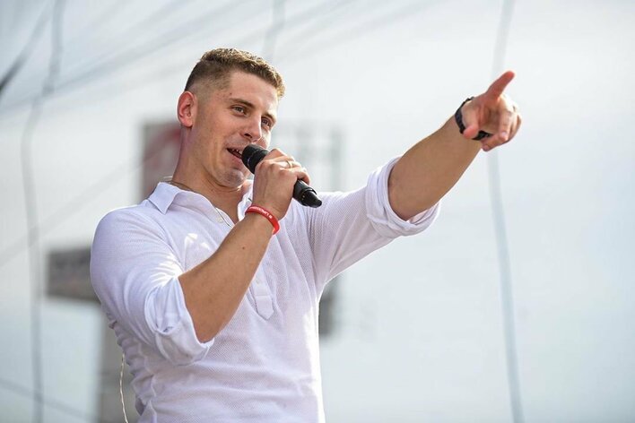 Gwiazdor disco polo w towarzystwie ślimaka! To prawda, że otwiera hodowle?!