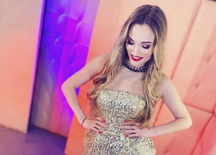 Gwiazda disco polo w samym staniku złożyła fanom noworoczne życzenia