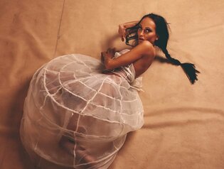 Hit czy przesada?! Gwiazda wrzuciła zdjęcie w przezroczystej sukience. Widać dosłownie wszystko!