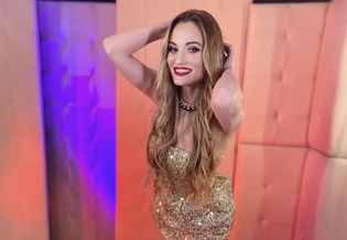 Gwiazdeczka disco polo zachwyca nienaganną i ponętną figurą. Konkurentki zielenieją z zazdrości!