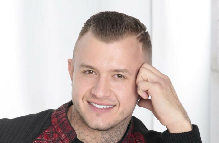 Gwiazdor disco polo bez koszulki! Dawid Narożny Piękni i Młodzi pokazuje efekty swojej ciężkiej pracy! 