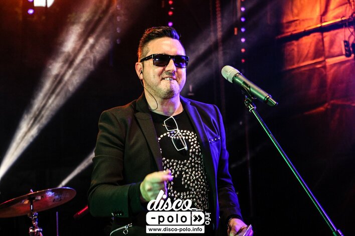 Gwiazdor disco polo idzie do polityki? Wokalista otrzymał propozycję od największych partii 