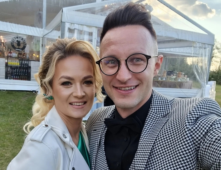 Gwiazdor disco polo Jakub Urbański z żoną Eweliną na ślubie Karpowicz! Ich stylizacje robią wrażenie! Para wyglądała znakomicie!