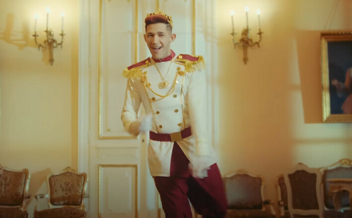 Gwiazdor disco polo Kamil Kossakowski z nowością pt. „Włosy blond„ na czele YouTube! Przegrywa tylko z projektem Friza!