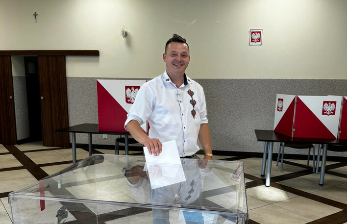 Gwiazdor disco polo Mr. Sebii zaskoczył wszystkich, zasiadając w komisji wyborczej