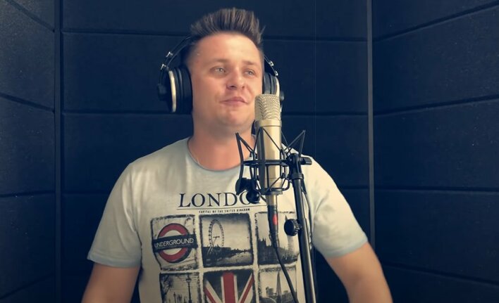 Popularny wokalista disco polo „odkurza” stare, polskie przeboje! 