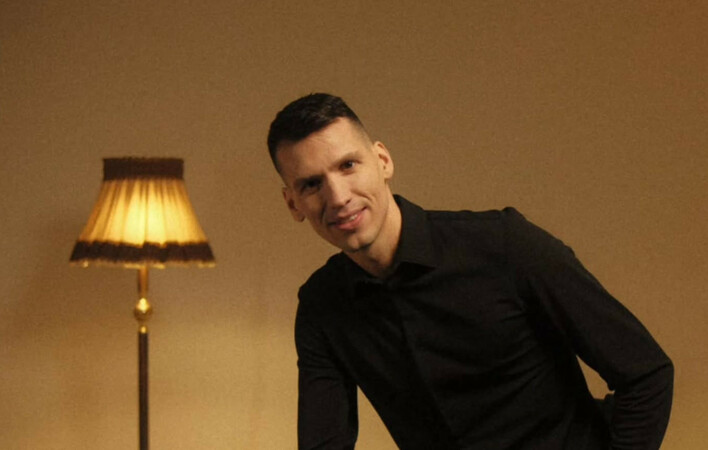 Gwiazdor disco polo pokazał prawdziwy głos! Tak na żywo śpiewa Radek z zespołu Bayera przebój „Bukiet róż”
