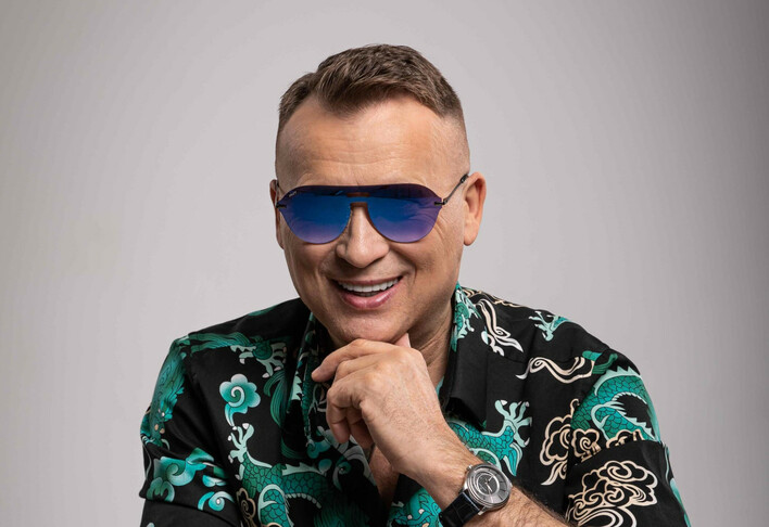 Gwiazdor disco polo pokazał swój dom! Jest skromnie i pięknie?! Jego wnętrze zaskakuje!