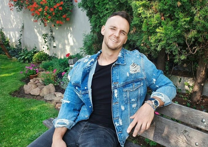 Internauci pod wrażeniem! Gwiazdor disco polo robi karierę fryzjerską! 