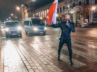 Gwiazdor disco polo rozczarowany zachowaniem kolegów?! Wyszedł na ulicę strajkować! 