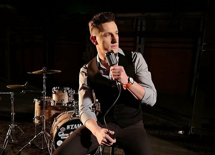 Gwiazdor disco polo zaśpiewał w Kościele podczas ślubu! Wzruszył tym wykonaniem wiele osób!