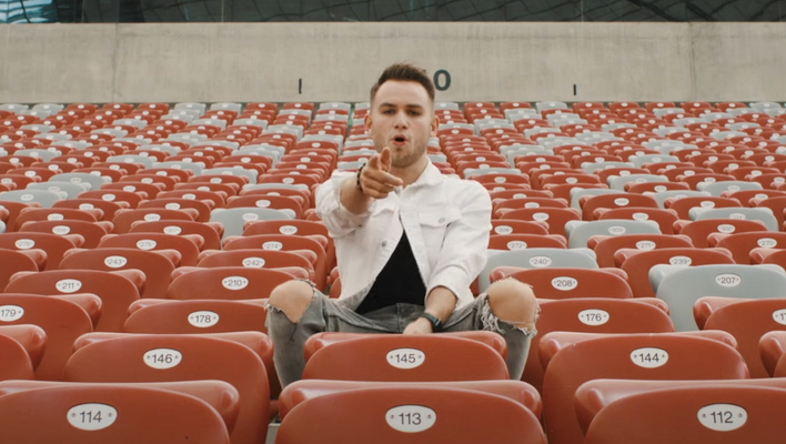 Gwiazdor disco polo stworzył hymn popularnej imprezy! Roztańczony Narodowy porwie tłumy do tańca?! 