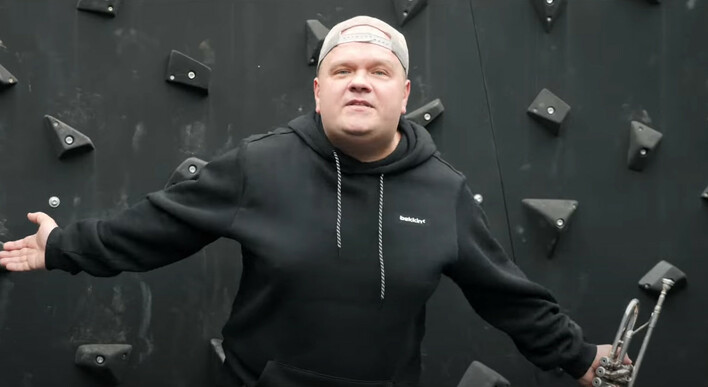 Gwiazdor disco polo stworzył ten utwór dla żony! „Przy Tobie się zestarzeć„ to prawdziwy hit