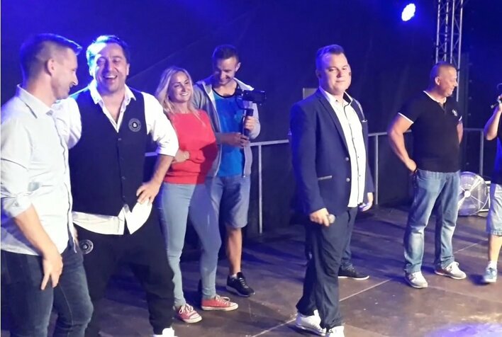 Gwiazdor disco polo świętował 10-lecie działalności artystycznej! Był tort i prezenty!