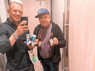 Gwiazdor disco polo sypia w dziecięcej kołysce. Jak to tego doszło?! 