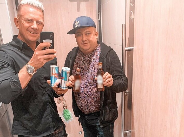 Gwiazdor disco polo sypia w dziecięcej kołysce. Jak to tego doszło?! 