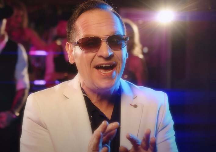 Gwiazdor disco polo to mistrz pianin i fortepianów! Nie uwierzycie czym się zajmuje