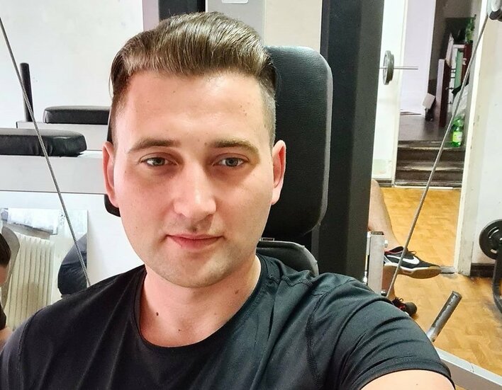 PILNE! Gwiazdor disco polo w sytuacji zagrożenia życia! Auto wylądowało w rowie, artysta przestrzega fanów!