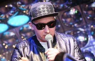 Gwiazdor disco polo wbił się na wesele! Zaskoczenie w oczach gości nie do opisania 