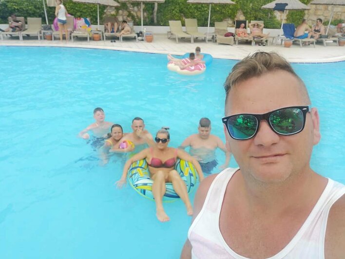 Gwiazdor disco polo wyjechał na wakacje! Ciepłe kraje mu służą!