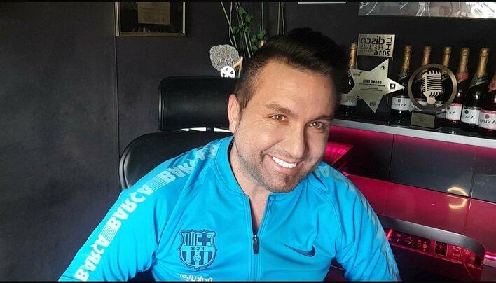 Popularny gwiazdor disco polo za kratkami?! Do sieci trafiło zdjęcie z celi!