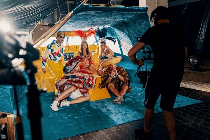 Gwiazdor disco polo za sterami samolotu! To jedna z najlepszych produkcji na rynku muzycznym?! 