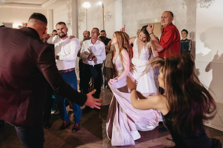 Gwiazdor disco polo zagrał na weselu Pauliny i Łukasza! Maczo jako niespodzianka!