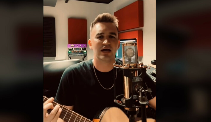 Gwiazdor disco polo zaskakuje! Balladowa wersja hitu ”Chyba że z Tobą” podbija internet!