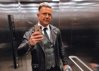 Kontrakt prosty i przejrzysty! Gwiazdor disco polo gotowy do podjęcia pracy! 