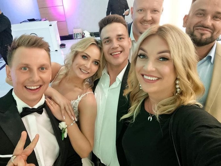 Gwiazdor disco polo zaśpiewał wielki hit pt. „Ti amo„ na weselu znanego zespołu z branży! To było wymarzone wesele zespołu Enjoy