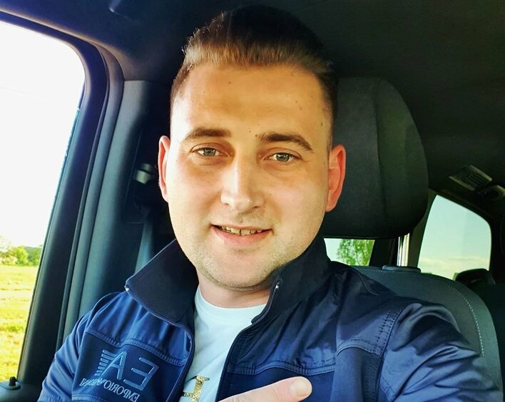 To musiało się wydarzyć! Wokalista disco polo przesiadł się z Mustanga do Fiata 126p! 