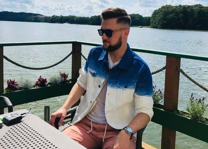 Popularny wokalista disco polo przy mównicy w USA! Co się stało?!