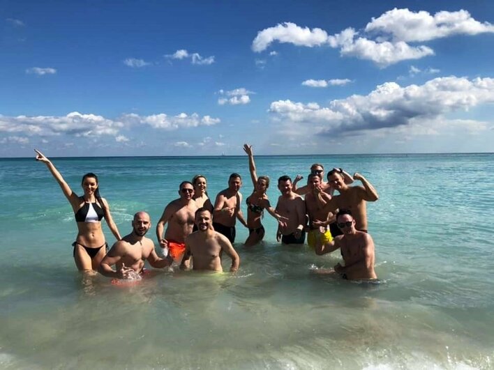 Gwiazdy disco polo zaskakują. Między koncertami poszli się kąpać w Oceanie! Ten FILM zyskuje popularność!